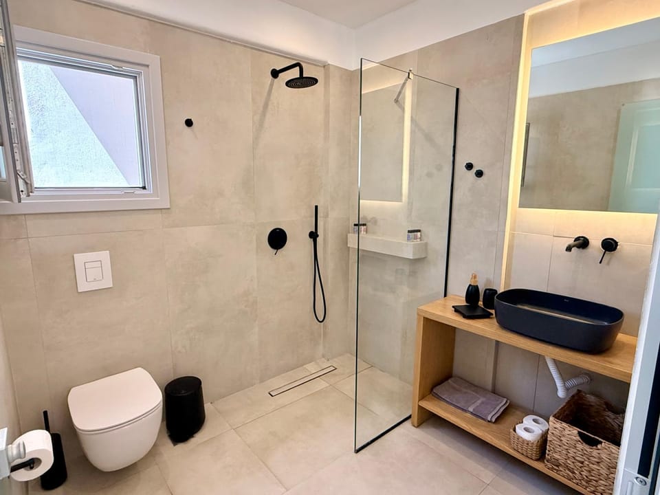 Nohēme Luxury Suites Hotel in Santorini