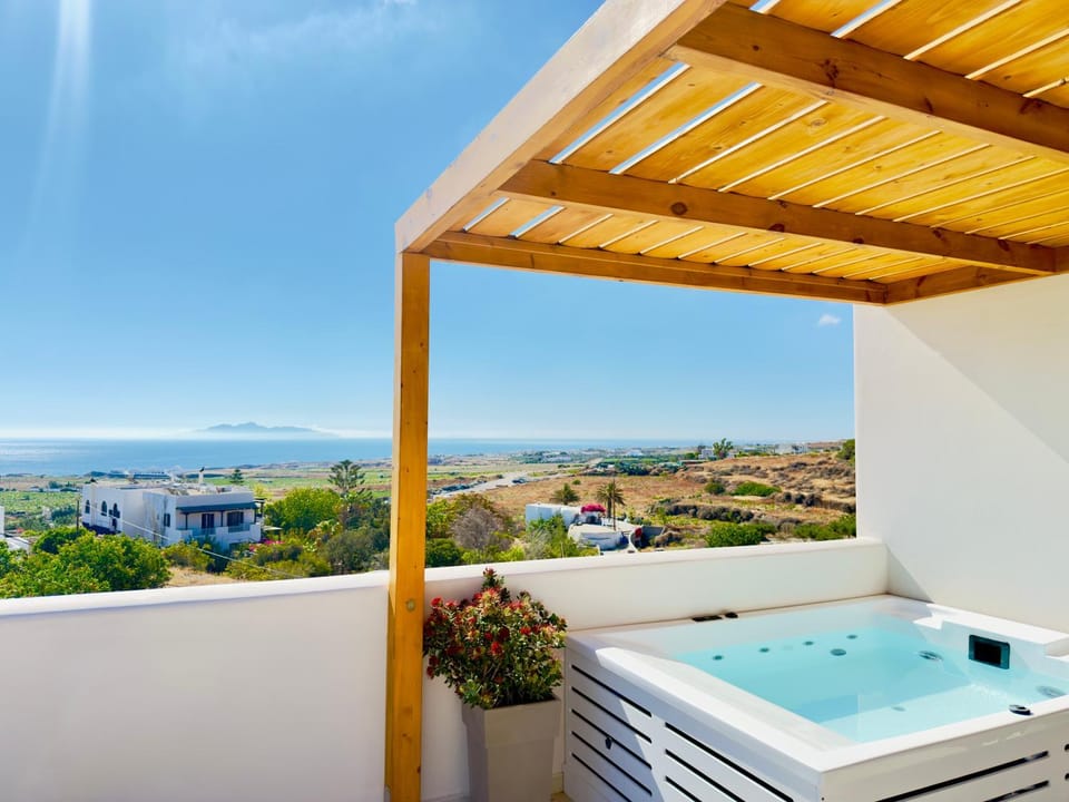 Nohēme Luxury Suites Hotel in Santorini