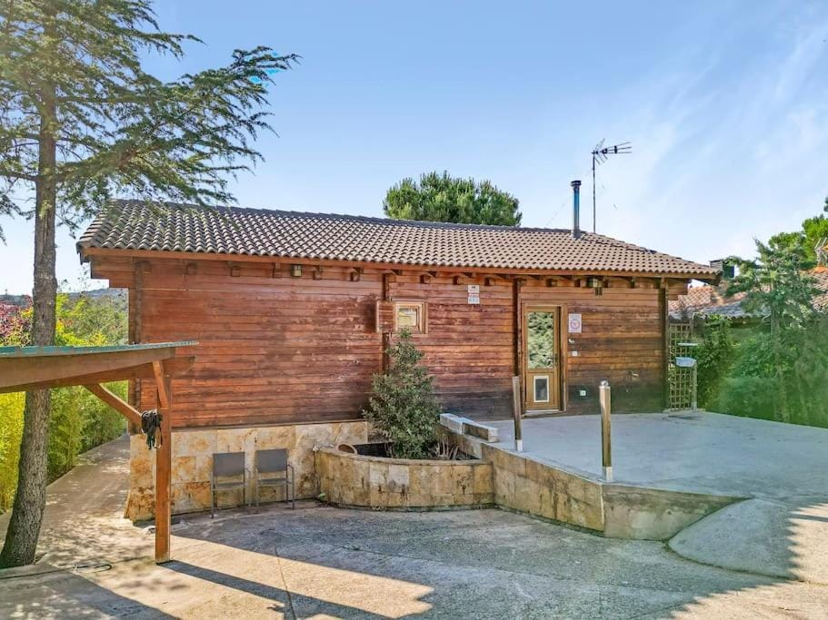 Cozy wood cabin, Casino, Pool, 25 min to Madrid Center Cabin in Community of Madrid