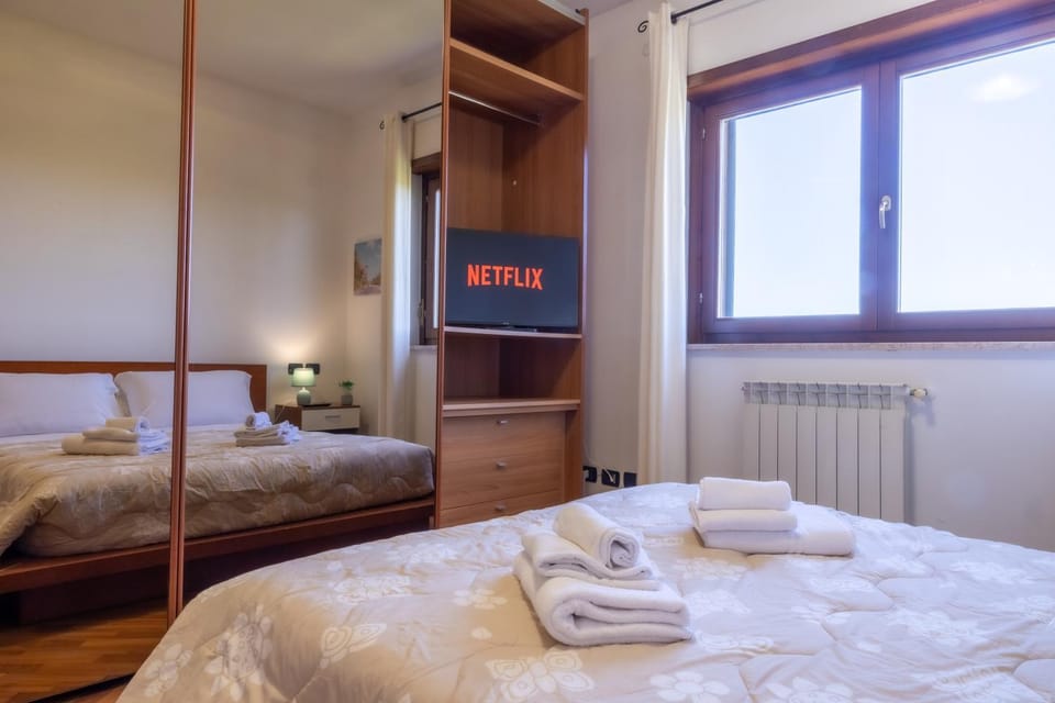 Bed, TV and multimedia, Photo of the whole room, Bedroom, internet, towels