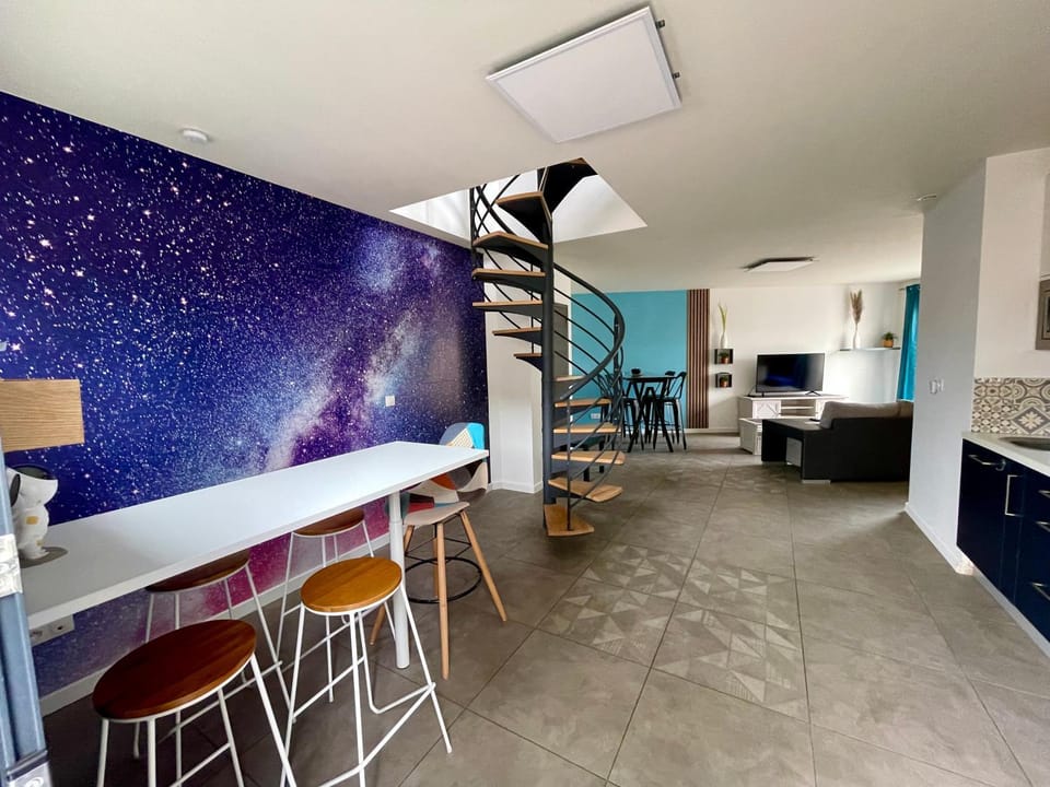 TV and multimedia, Living room, Seating area, Dining area