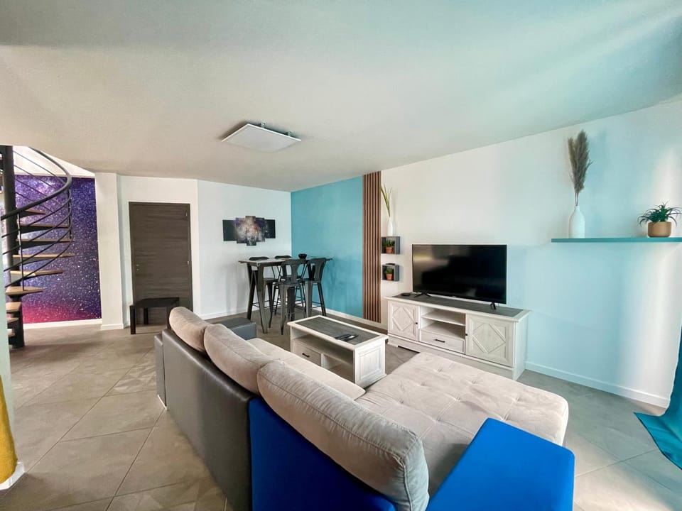 TV and multimedia, Living room, Seating area, Dining area