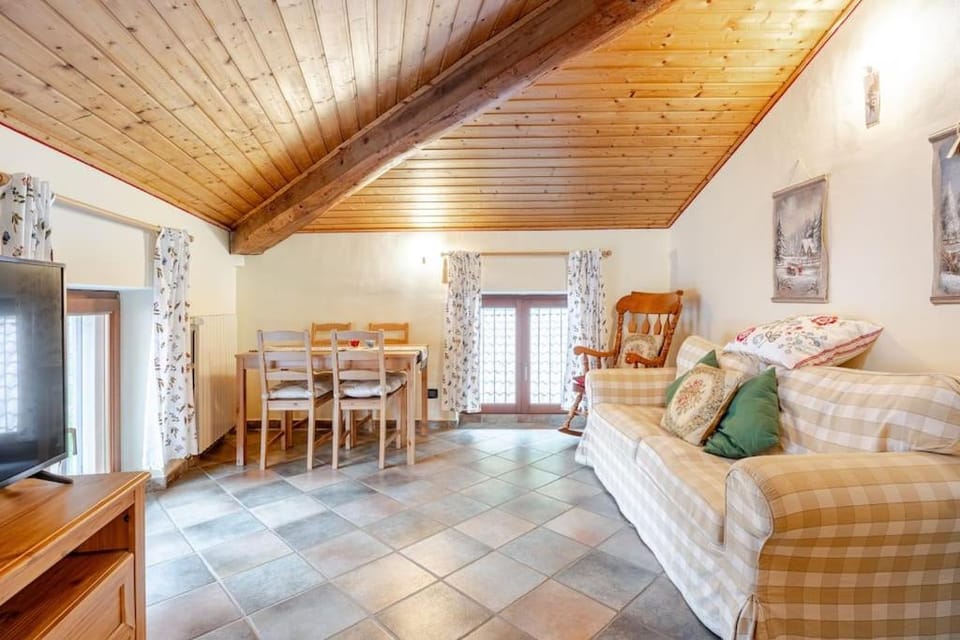 Bed, TV and multimedia, Living room, Seating area