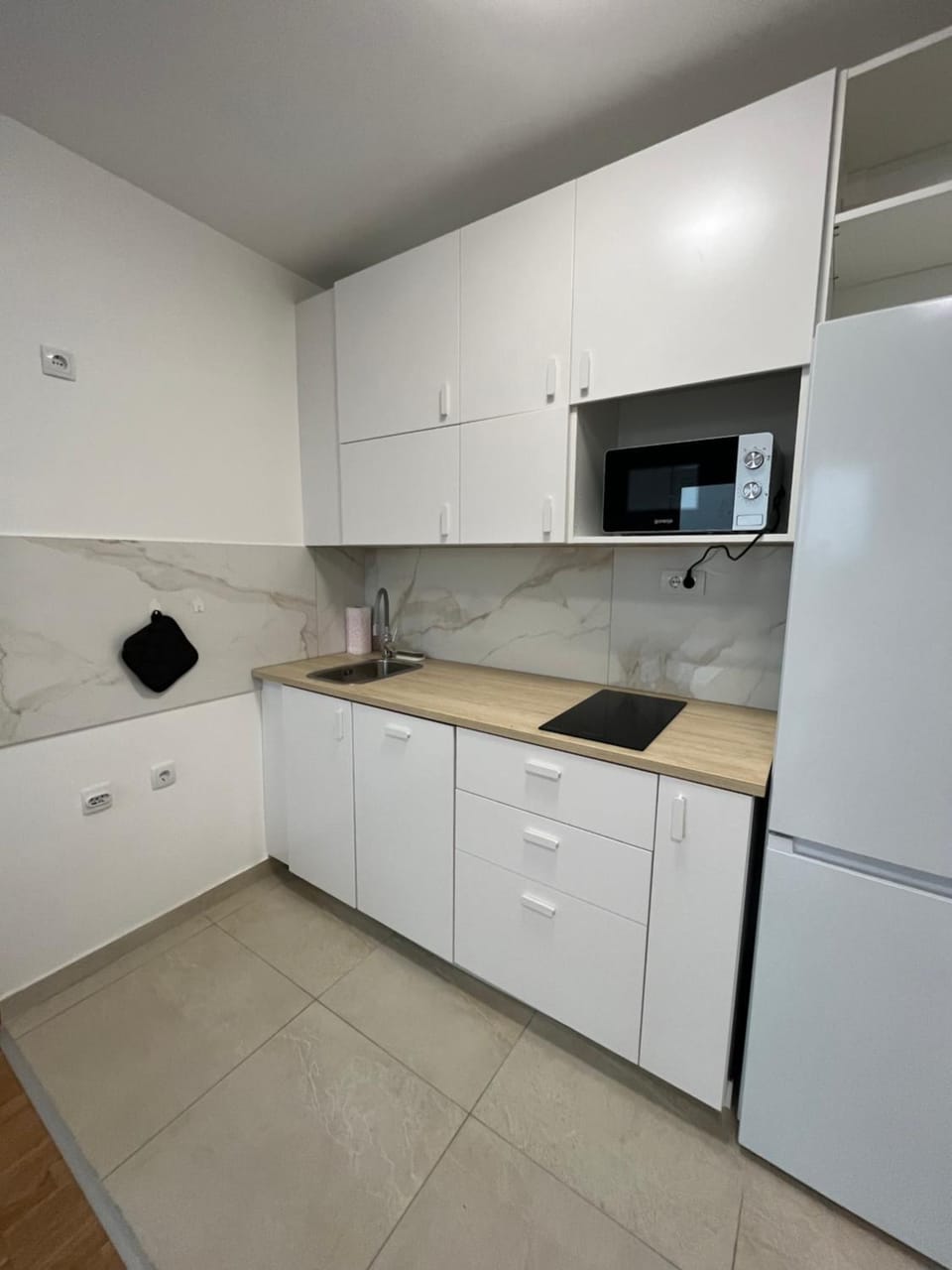 Kitchen or kitchenette, dishwasher, microwave, stove