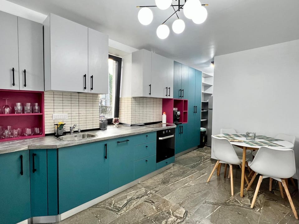 Kitchen or kitchenette, Dining area, dishwasher, minibar, oven, stove