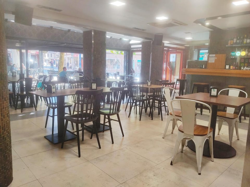 Restaurant/places to eat, Lounge or bar