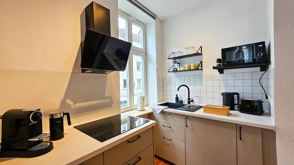 Coffee/tea facilities, Kitchen or kitchenette, stove, toaster