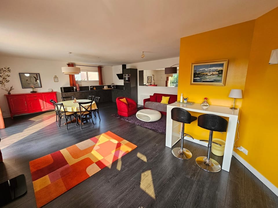 Living room, internet, kitchen