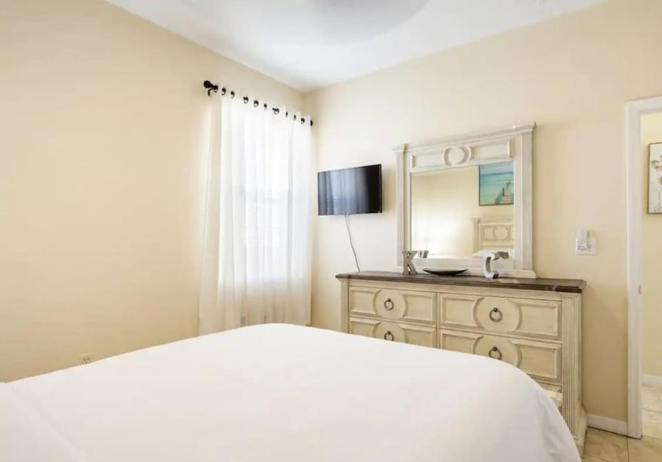Bed, TV and multimedia, Bedroom