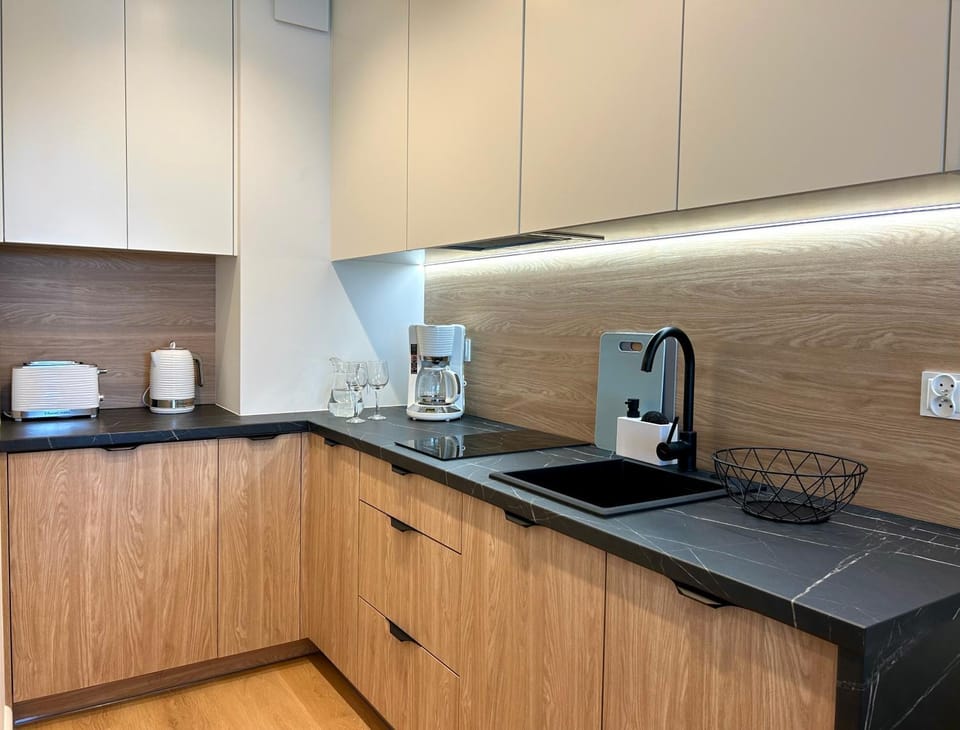 Coffee/tea facilities, Kitchen or kitchenette, stove, toaster