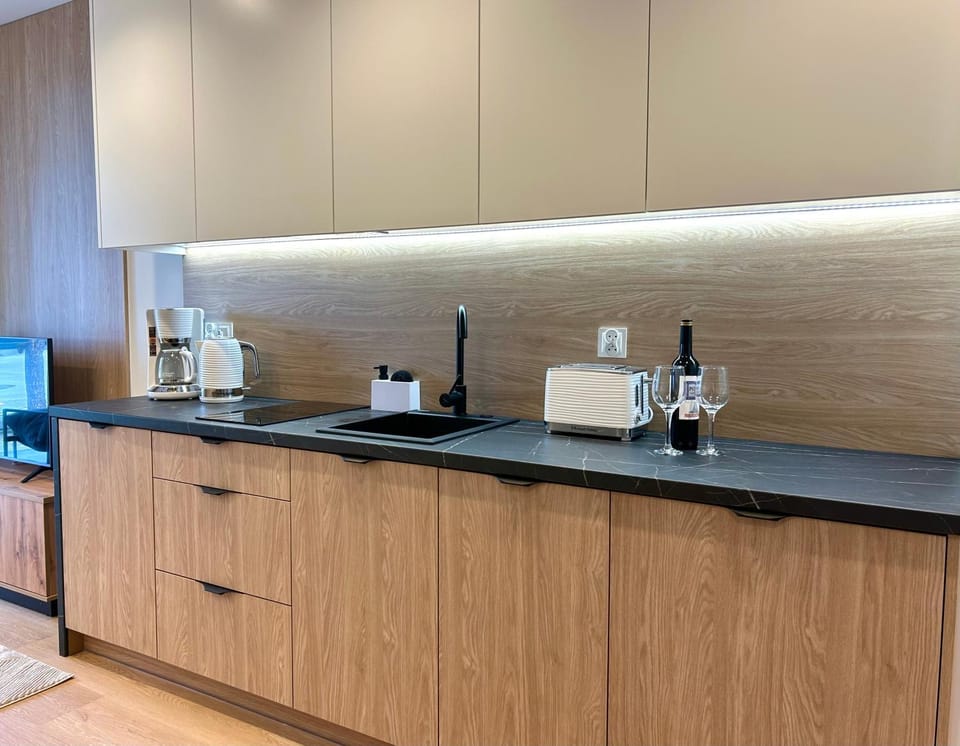 Coffee/tea facilities, Kitchen or kitchenette, stove, toaster