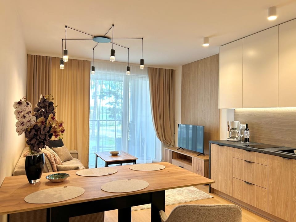 Coffee/tea facilities, Kitchen or kitchenette, Dining area, stove