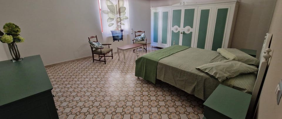 Photo of the whole room, Bedroom
