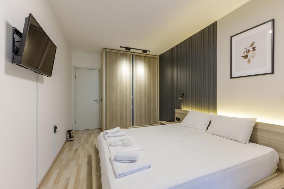 Bed, TV and multimedia, Photo of the whole room, Bedroom, towels, wardrobe