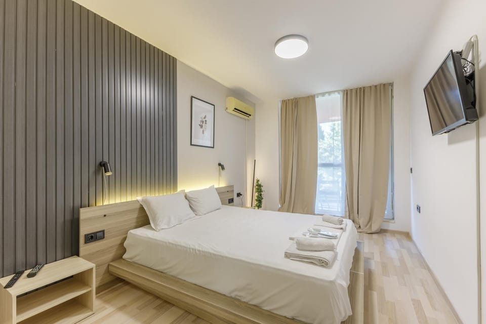 Bed, TV and multimedia, Photo of the whole room, Bedroom, towels, air conditioner