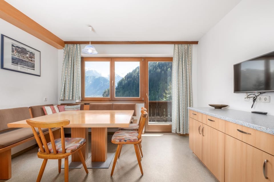Natural landscape, TV and multimedia, Living room, Dining area, Mountain view