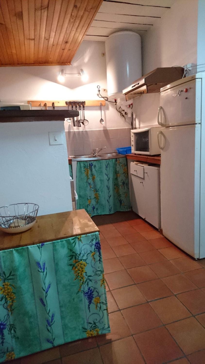 Kitchen or kitchenette, oven