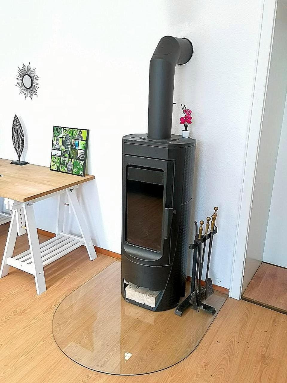 Nr 3 Großzügiges Kamin-Zimmer mit King-Size Bett im Zentrum WLAN TV gute Laune Vacation rental in Erzgebirgskreis