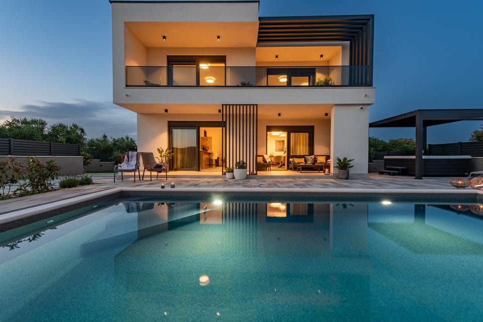 Property building, Pool view