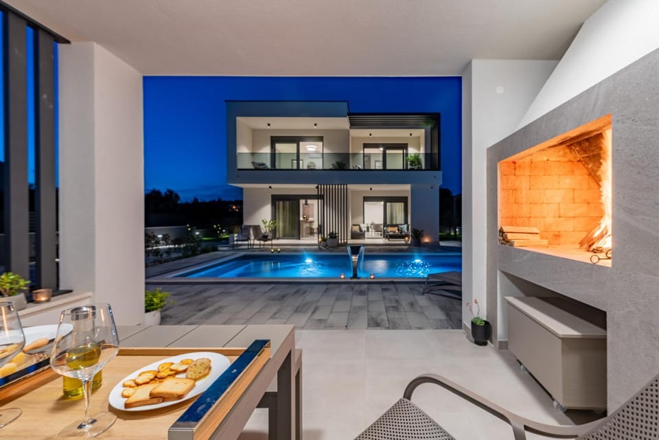 Seating area, Dining area, Pool view, Swimming pool
