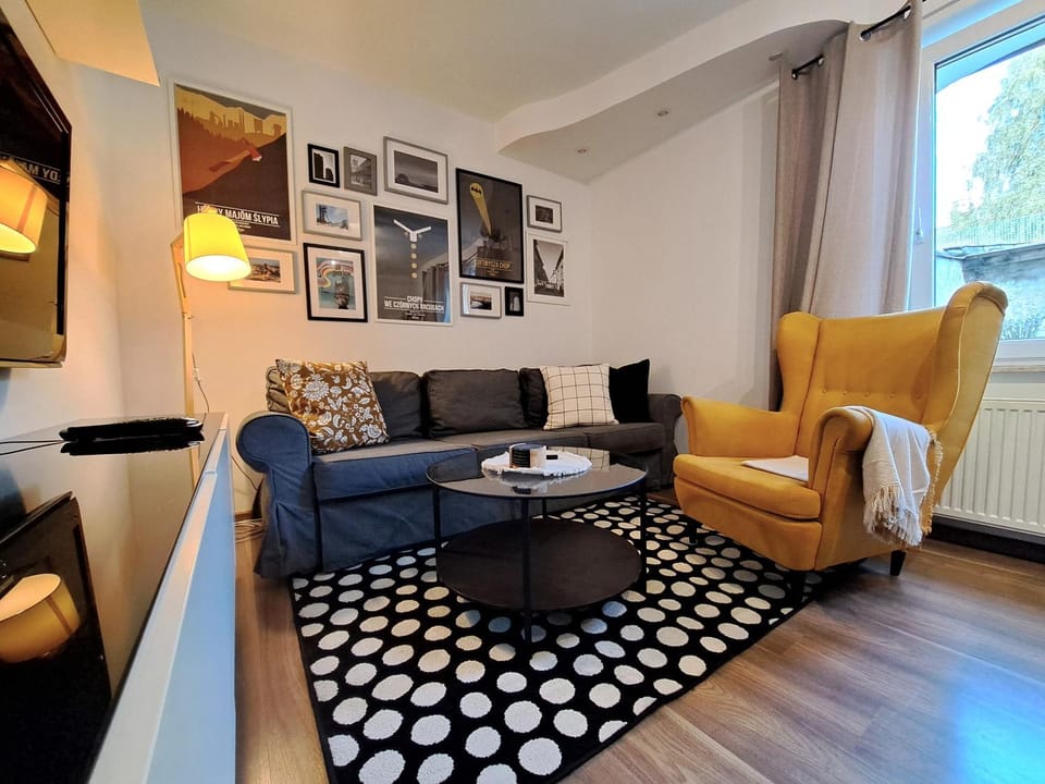 Communal lounge/ TV room, Library, Library, TV and multimedia, Living room, Seating area, Pets, Pets, locker, locker