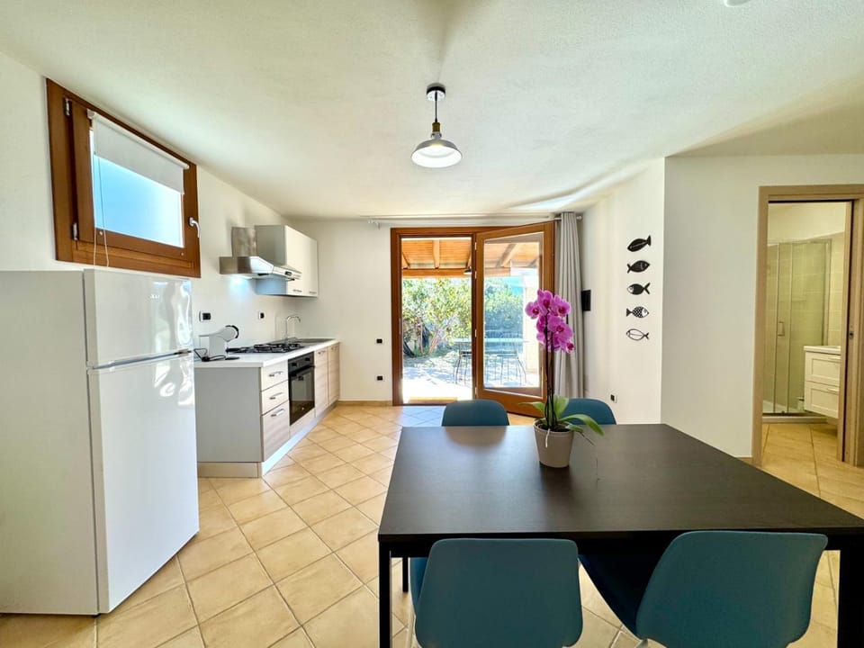 Kitchen or kitchenette, Dining area, oven, stove