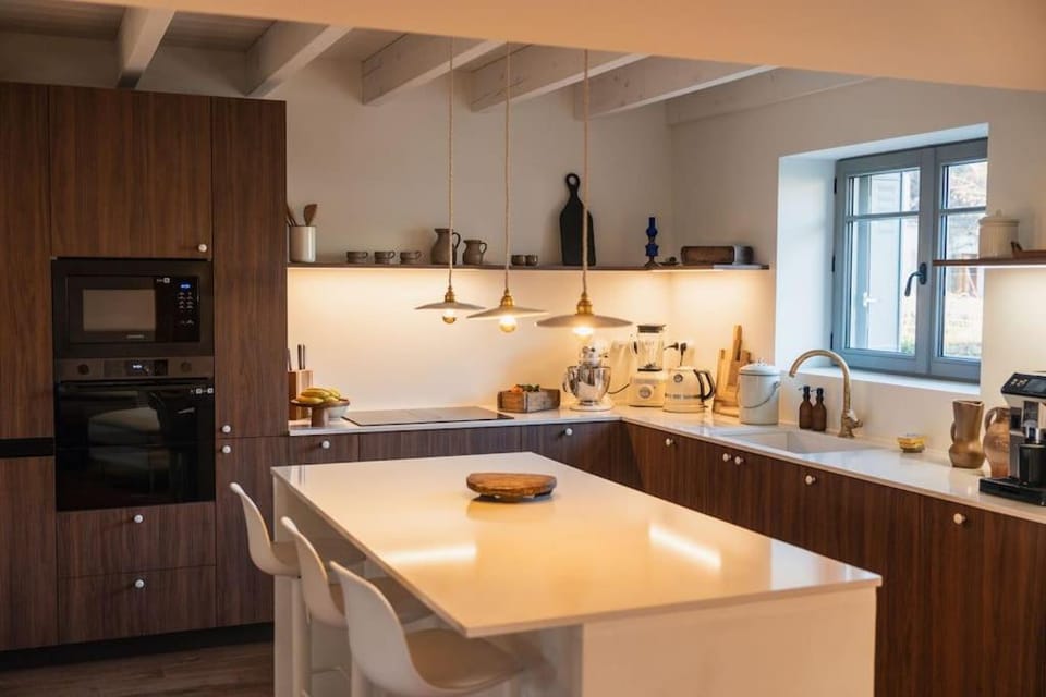 Coffee/tea facilities, Kitchen or kitchenette, dishwasher, oven, stove, toaster