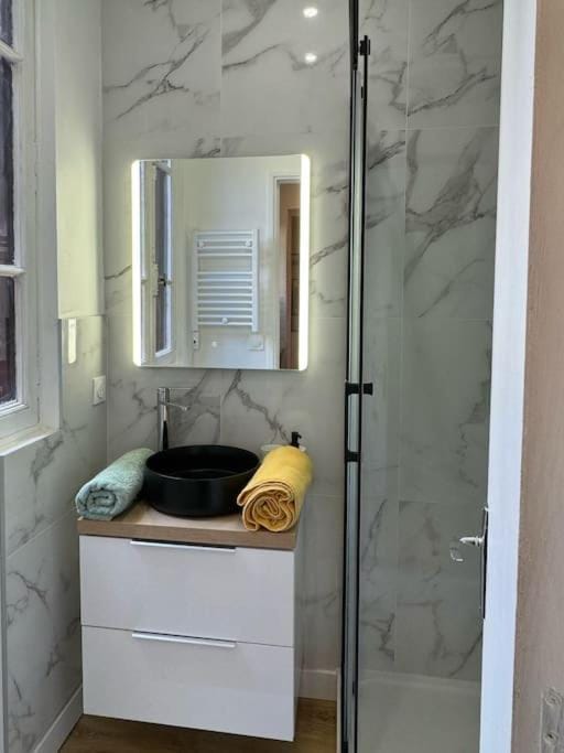 Shower, Bathroom, towels