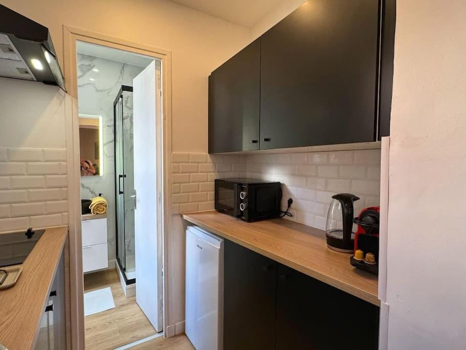 Coffee/tea facilities, Kitchen or kitchenette, stove
