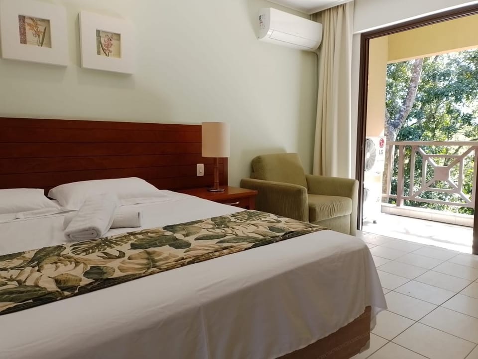 Bed, Living room, Photo of the whole room, Bedroom, air conditioner