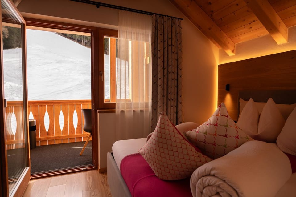 Bed, Living room, Photo of the whole room, Seating area, Bedroom