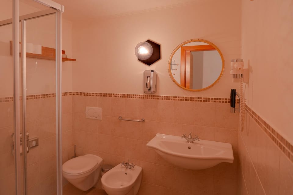 Shower, Toilet, Bathroom, bidet, towels