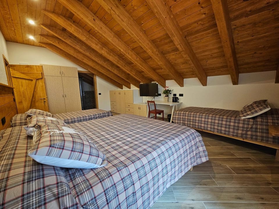 TV and multimedia, Photo of the whole room, Bedroom
