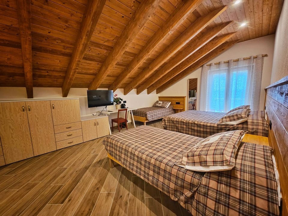 Bed, TV and multimedia, Photo of the whole room, Bedroom