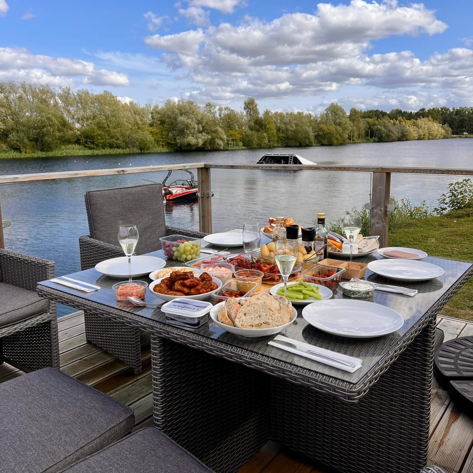 Dining area, Lake view, Location