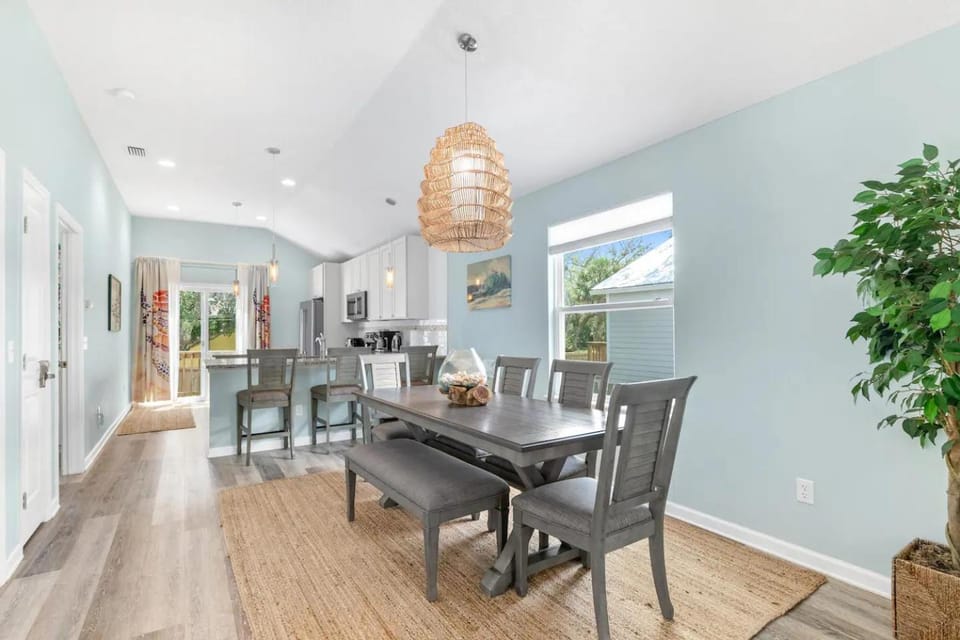 Kitchen or kitchenette, Living room, Seating area, Dining area