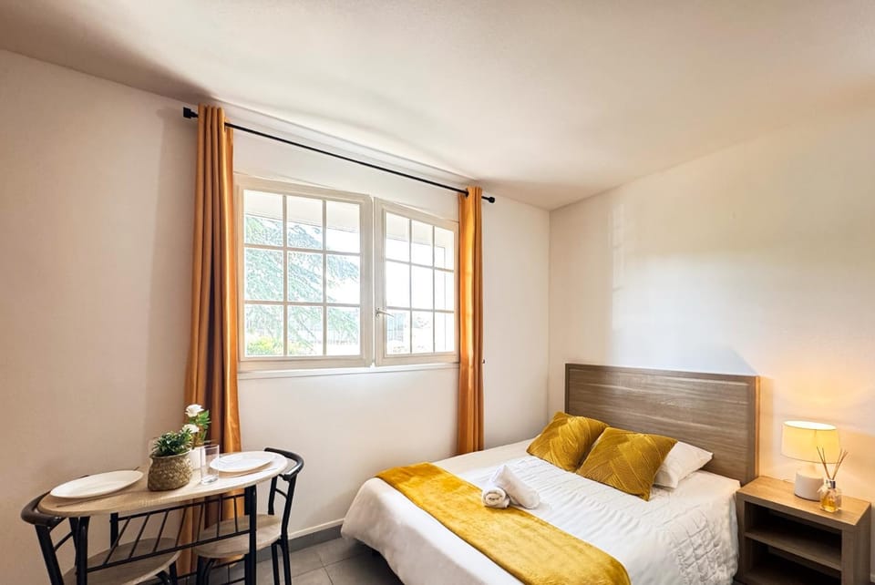 Bed, Living room, Photo of the whole room, Bedroom