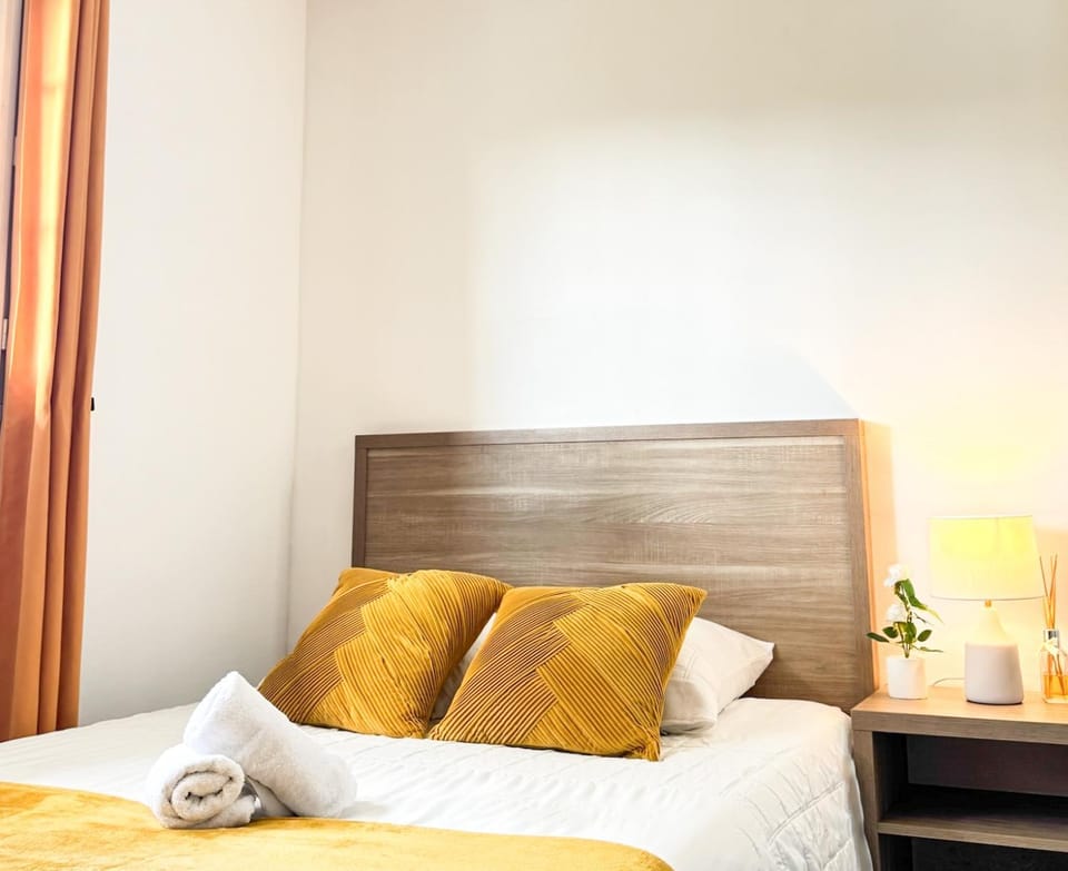 Bed, Photo of the whole room, Bedroom, towels