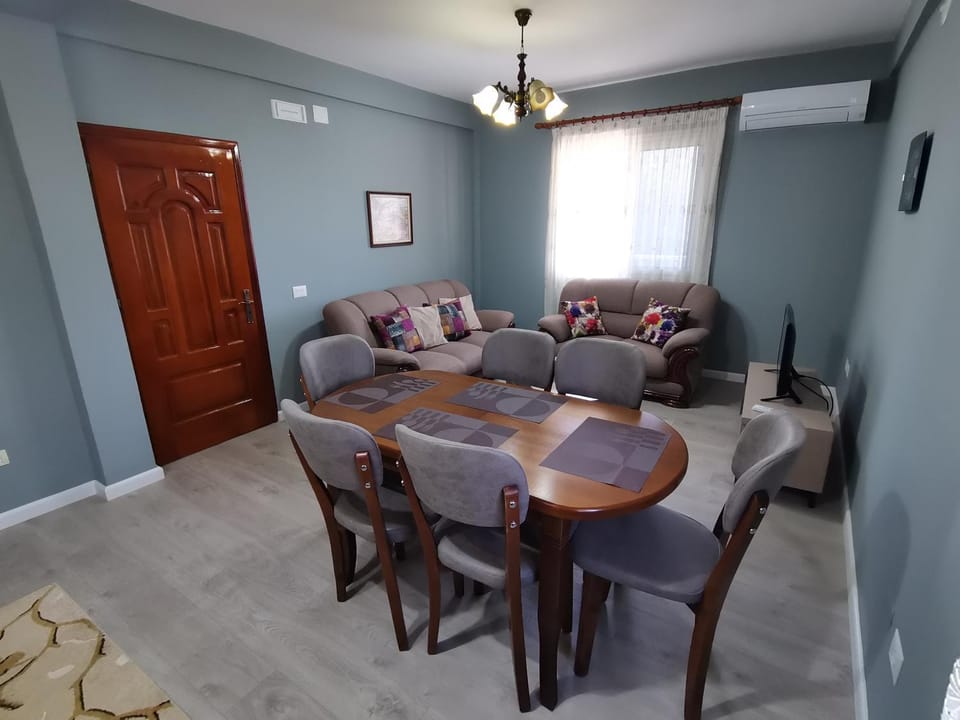TV and multimedia, Living room, Seating area, air conditioner