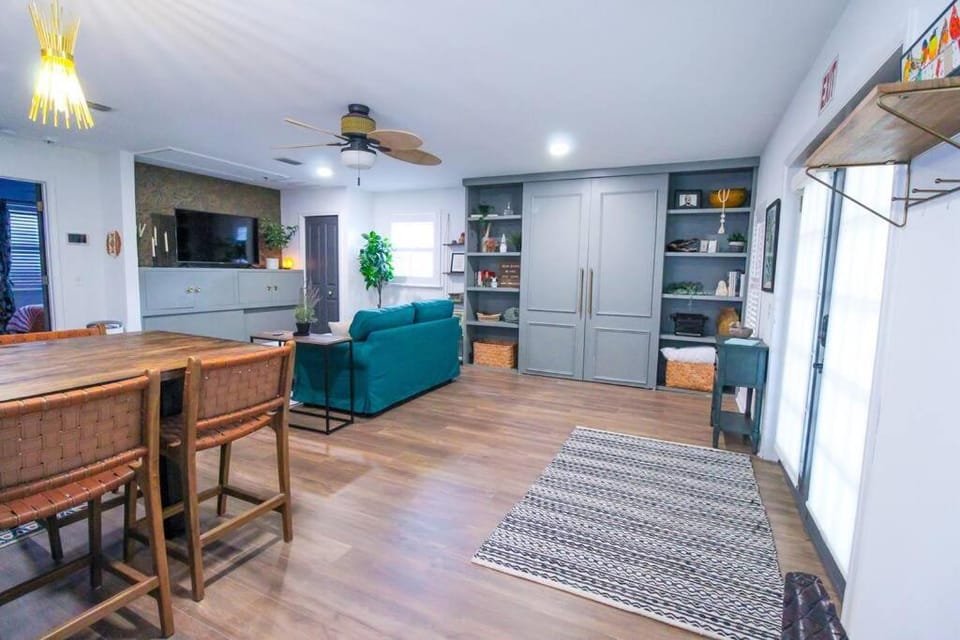 TV and multimedia, Kitchen or kitchenette, Living room, Seating area