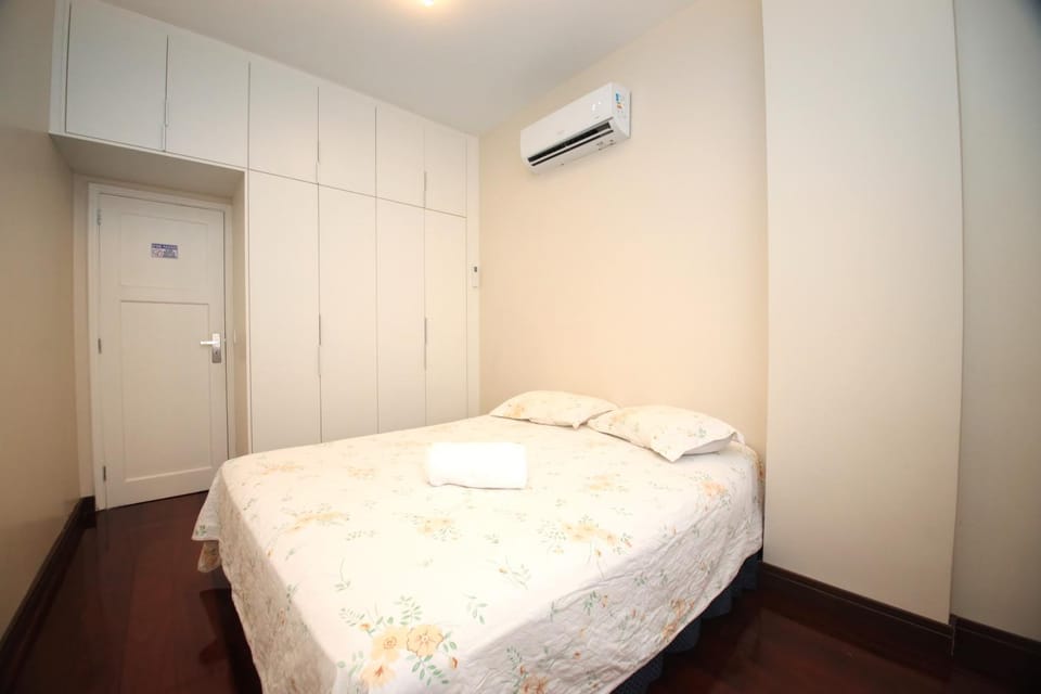 Photo of the whole room, Bedroom, wardrobe