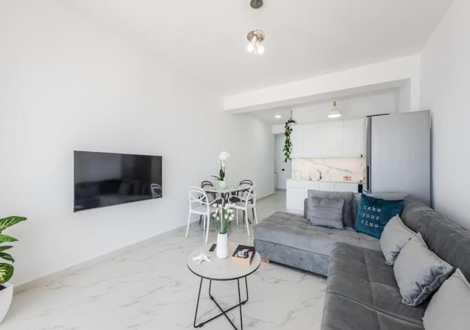Bed, TV and multimedia, Living room, Photo of the whole room, Seating area, Bedroom