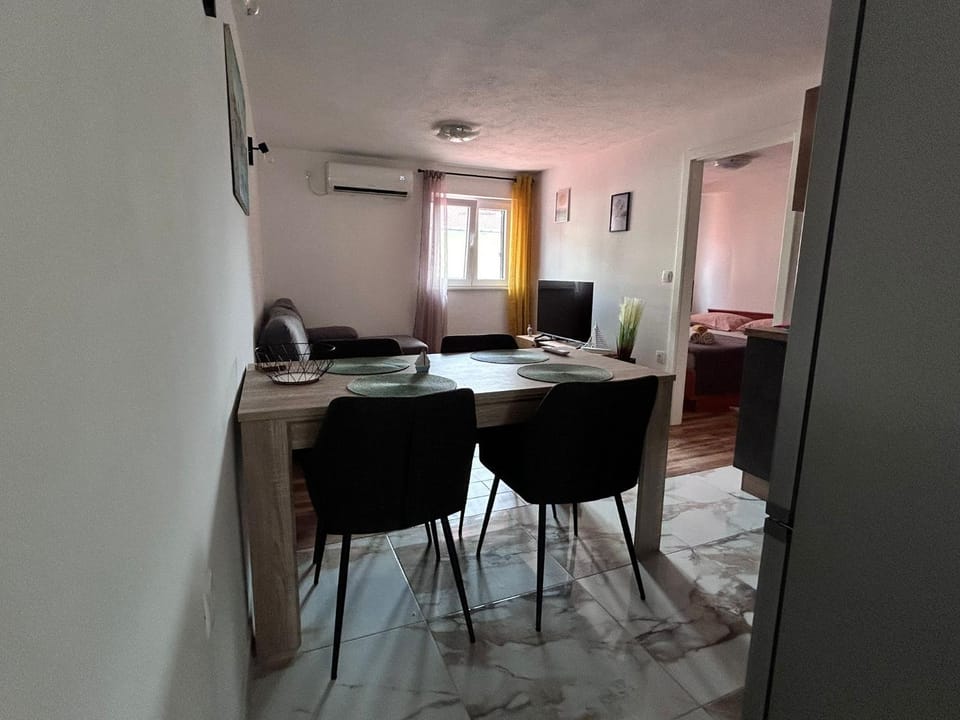 TV and multimedia, Living room, Seating area, Dining area