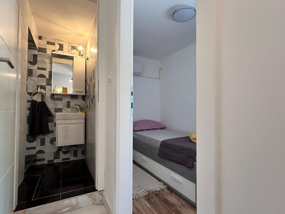 Bathroom, Bedroom, towels