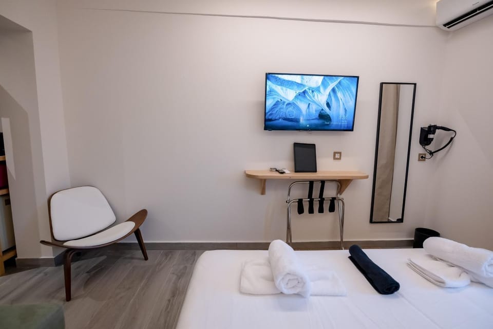 Bed, TV and multimedia, air conditioner