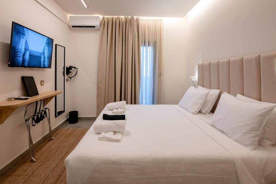 Bed, TV and multimedia, Evening entertainment, Bedroom, air conditioner