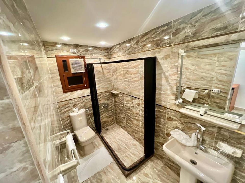 Shower, Toilet, Bathroom, Bath, towels