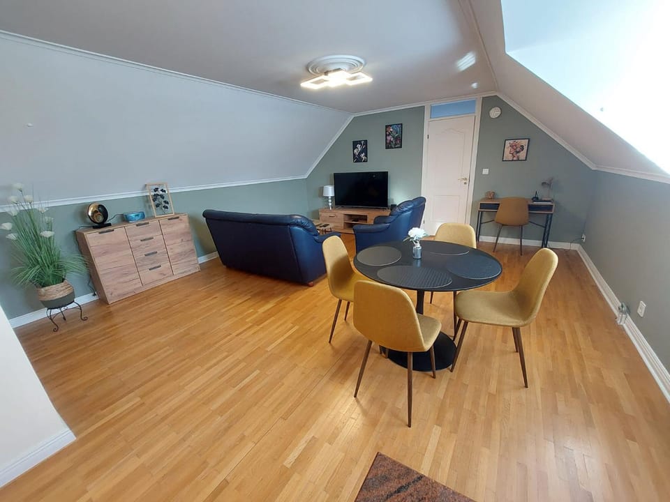 TV and multimedia, Living room, Seating area, Dining area