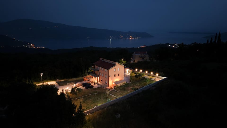 Property building, Natural landscape, Parking