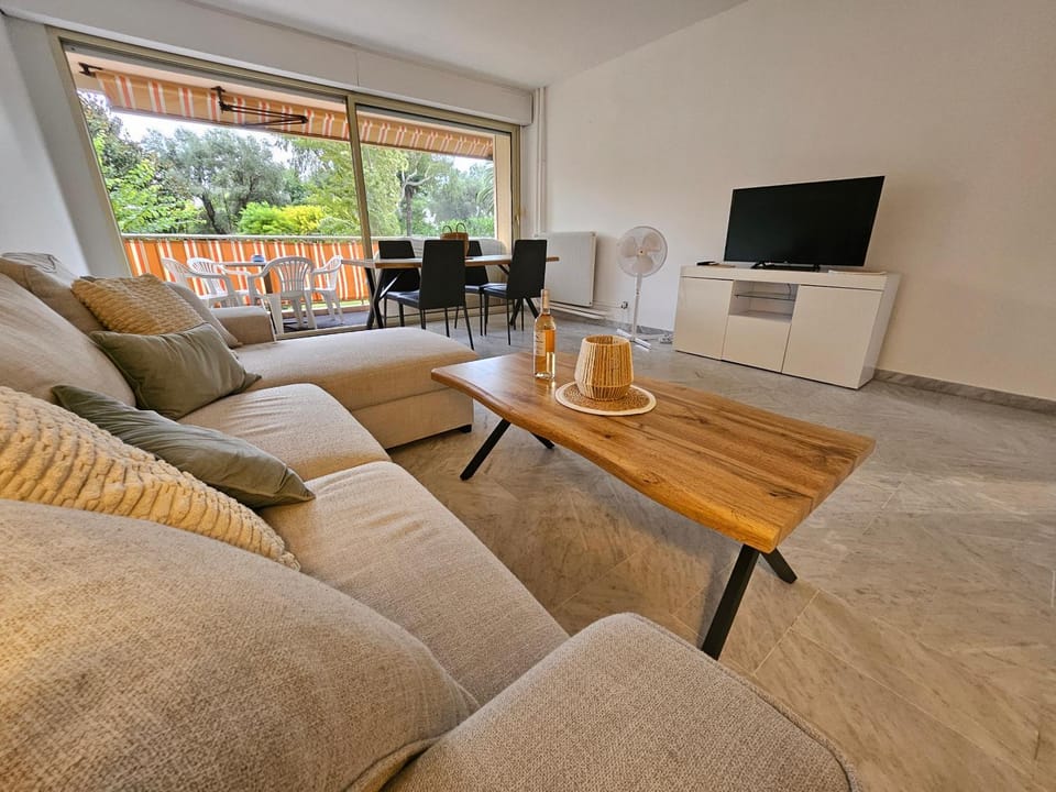 Communal lounge/ TV room, TV and multimedia, Living room, Seating area